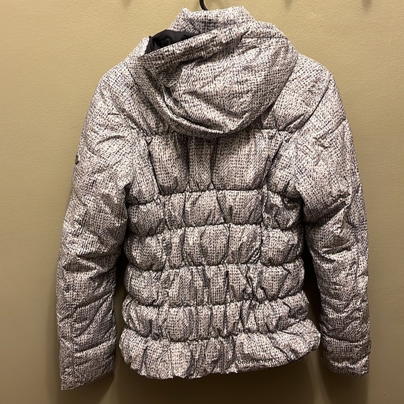 Obermeyer women’s ski jacket. Fresh and ready for this ski season - Picture 3 of 5